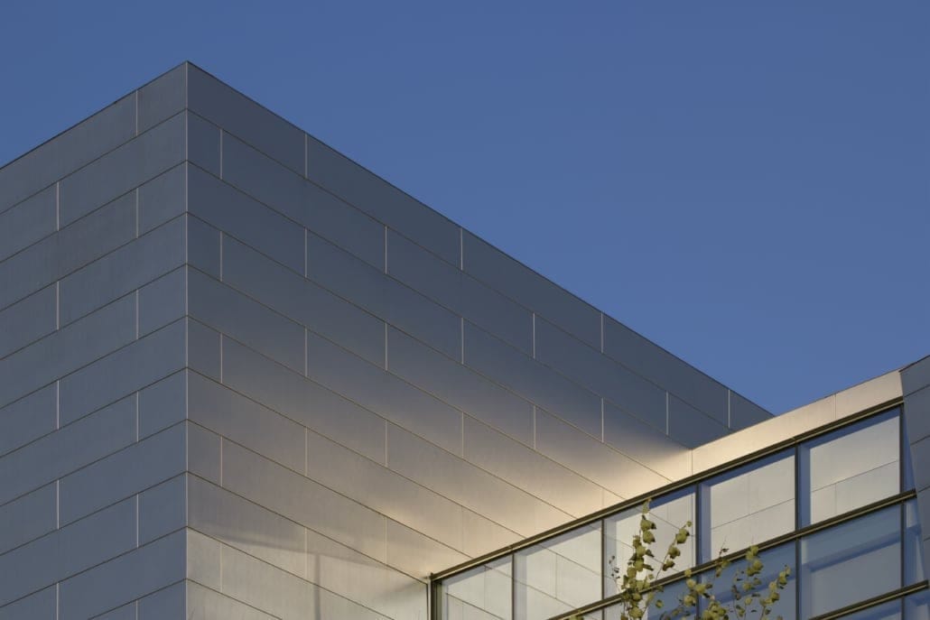 Detail of the Eugene Federal Courthouse facade, featuring Zahner's Angel Hair Stainless Steel.