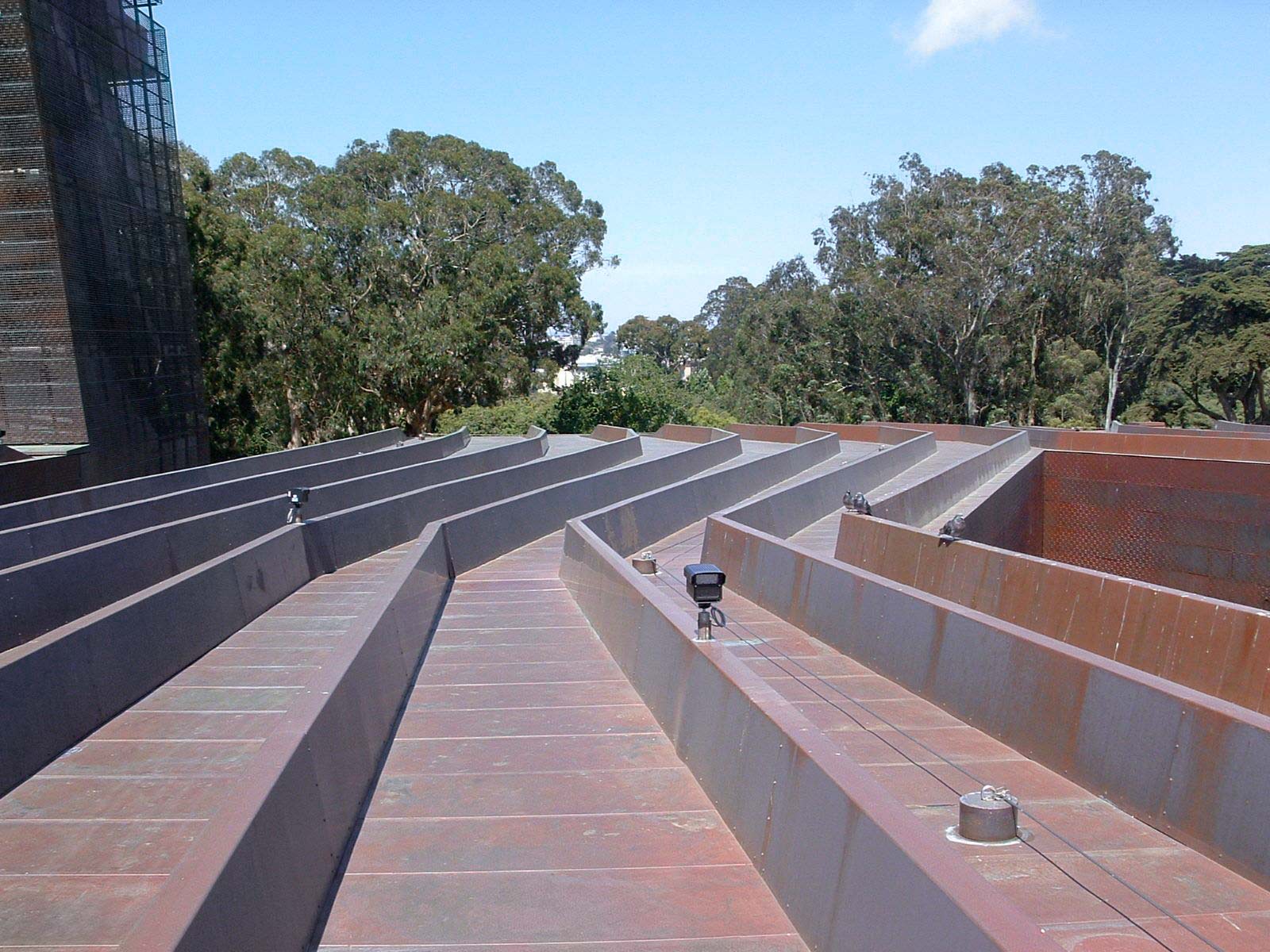 Inverted Seam roof system and channel design for the de Young Museum roof