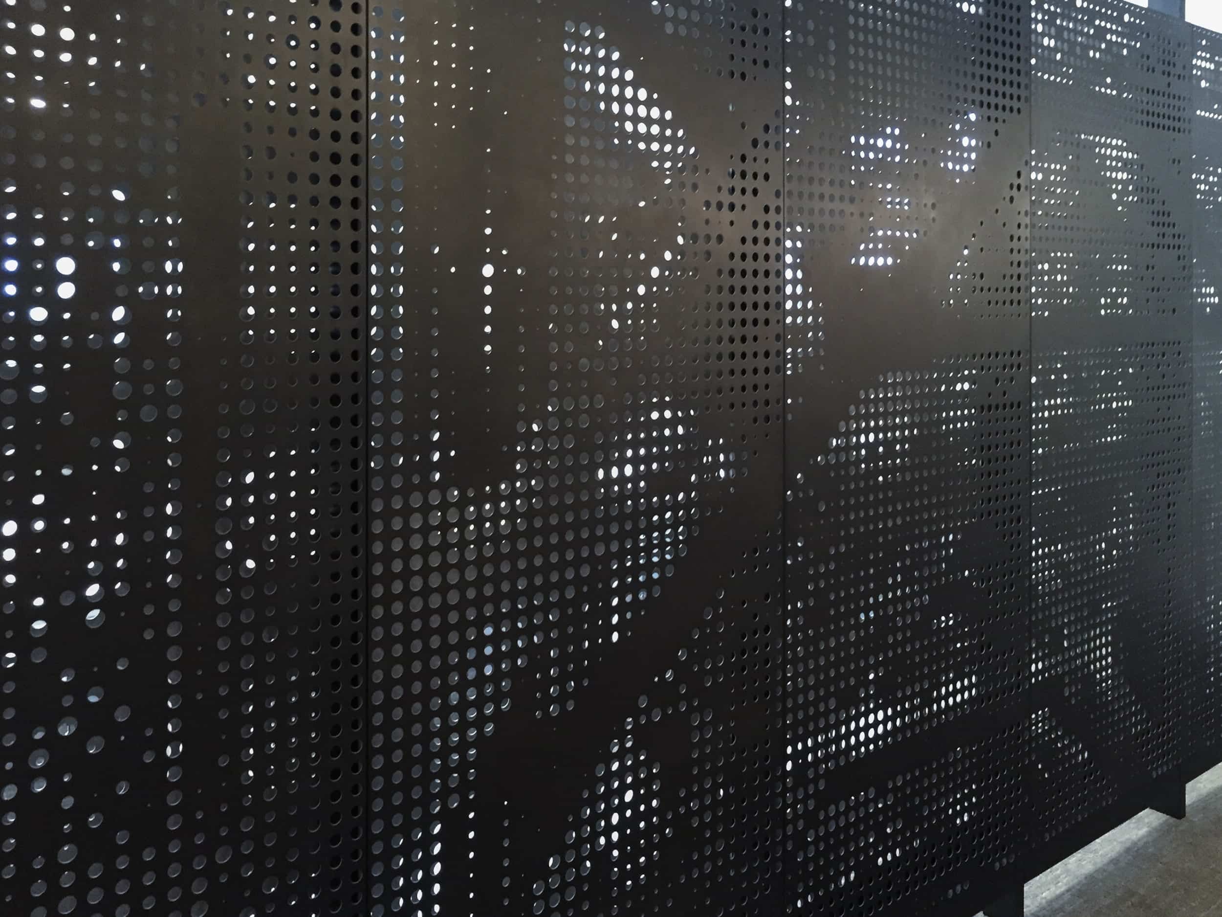 twitter-headquarters-perf-metal-1846 Screens and wall panels in painted aluminum for the Twitter corporate office in San Francisco.