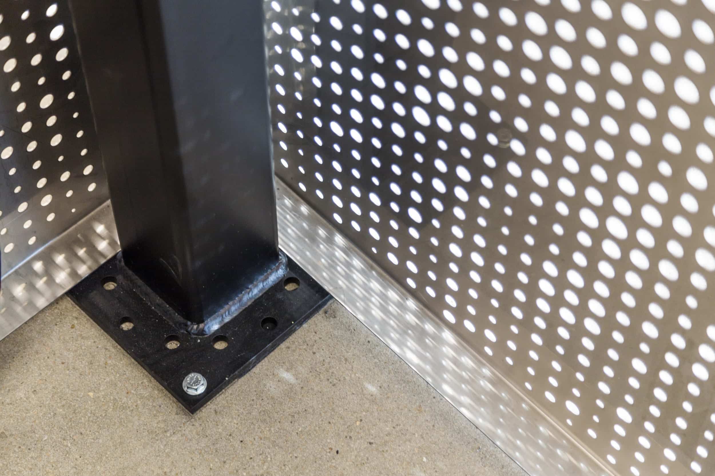 Holmes-Murphy-offices-in-Kansas-City-c-Zahner-1109 Detail of free-standing screen structure.