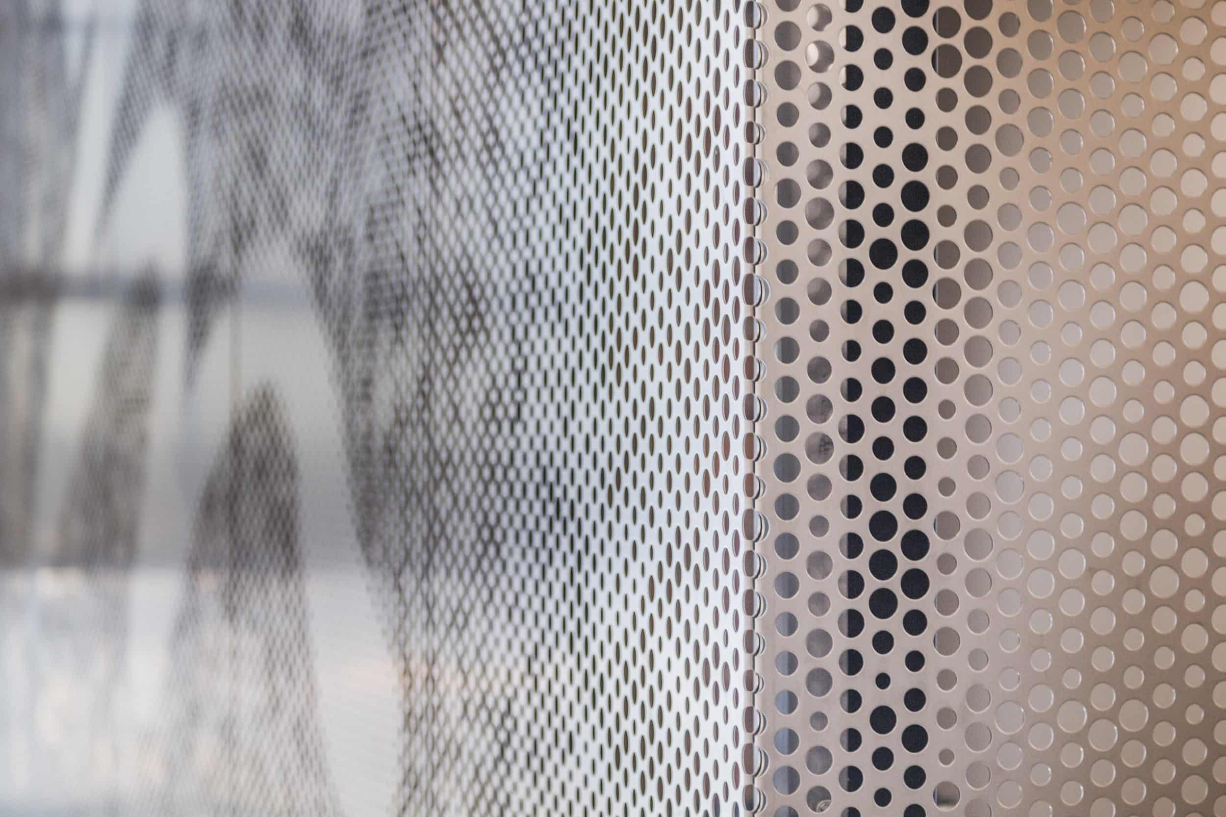 Holmes-Murphy-offices-in-Kansas-City-c-Zahner-1043 Detail of free-standing screen in Angel Hair Stainless Steel with a painted aluminum backing.