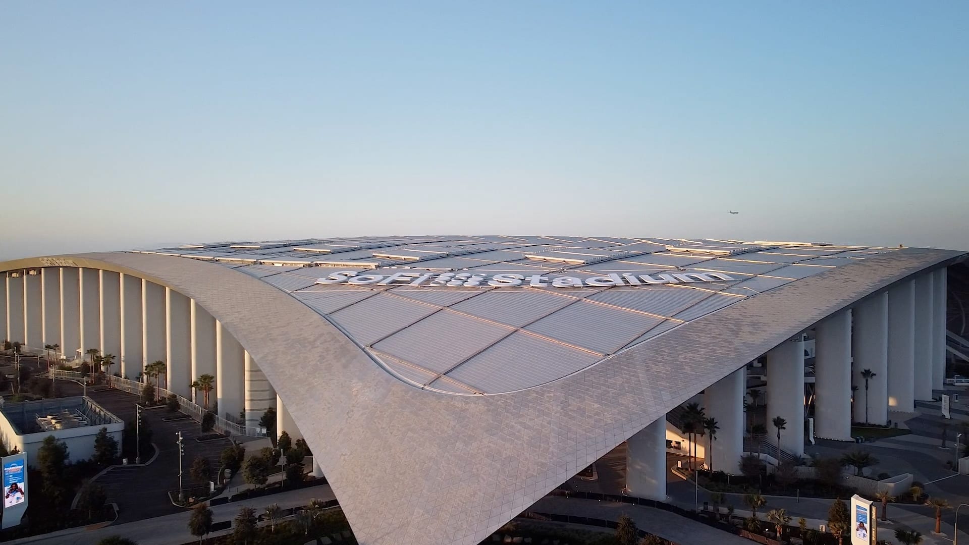 sofi-stadium_canopy signage_angle Drone view of the Frost White anodized aluminum front soffit of SoFi Stadium.