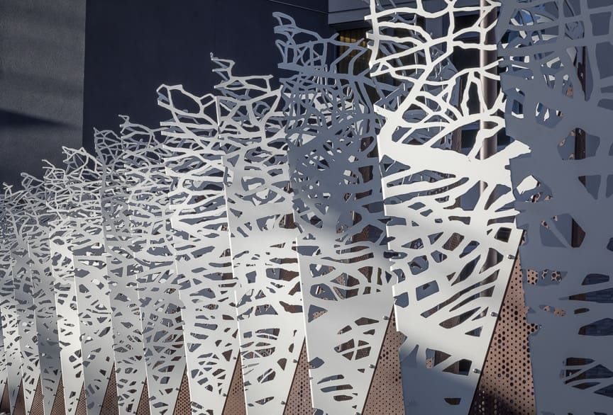 170180_Walnut Creek Folding Fence (26) The aluminum and steel panels are alternately folded to provide depth and an intricate profile.