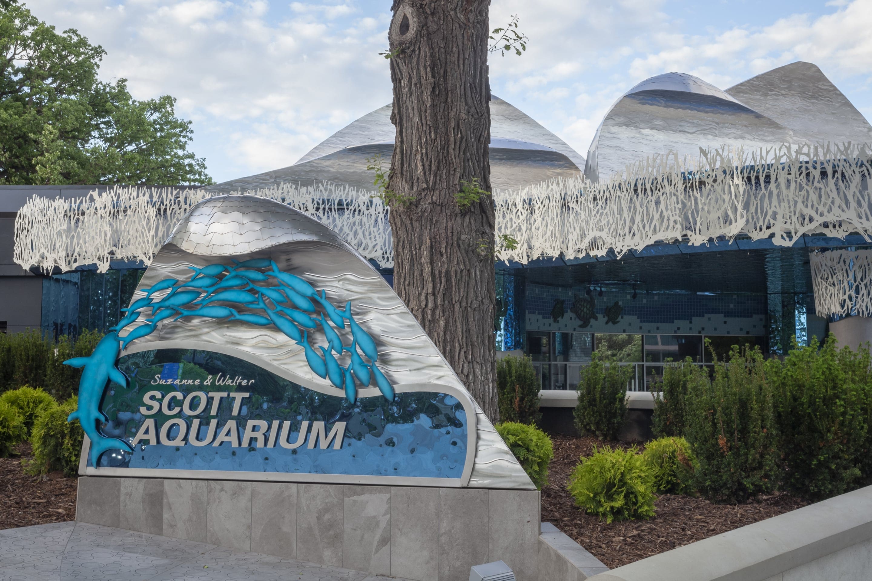 Completed entrance sign for the aquarium, fabricated utilizing Zahner's ZEPPS system.