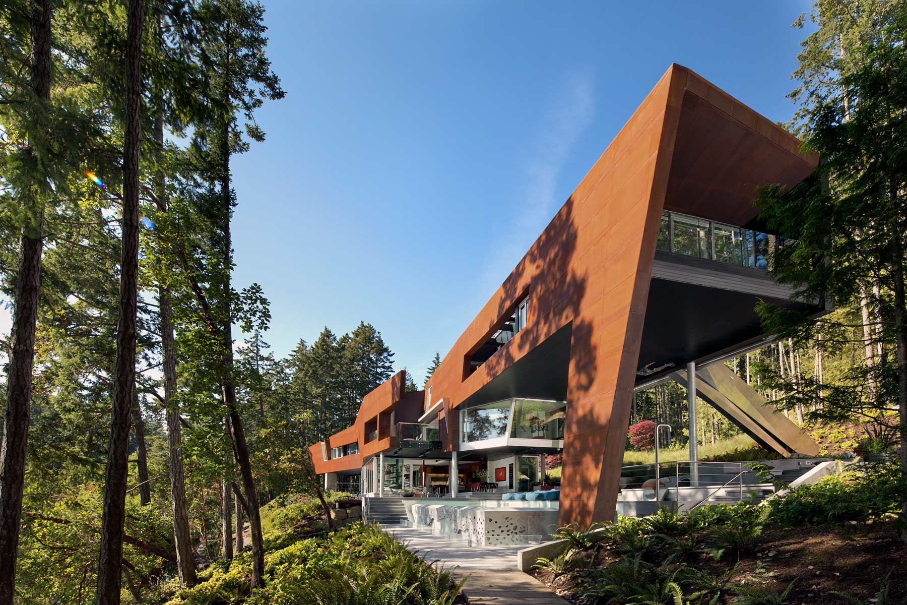 The facade of the Gulf Islands Residence, designed by AA Robins, features Zahner’s Solanum Steel™.