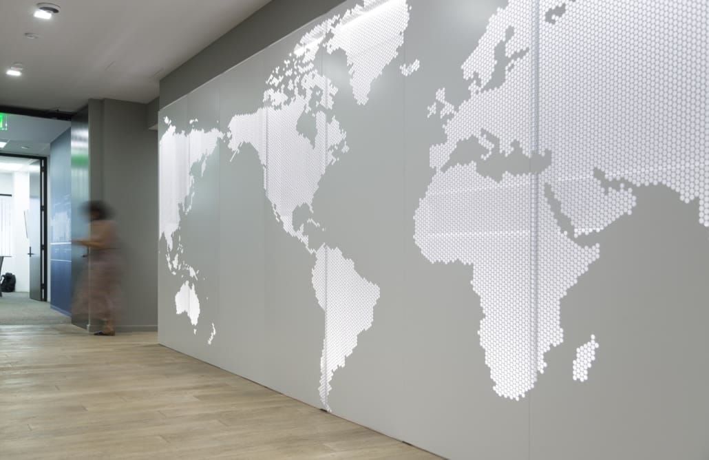 lineage-logistics-copyright-zahner-2835 (4) INTERIOR METAL IMAGEWALL SYSTEM WITH BACKLIT PAINTED ALUMINUM PANELS.