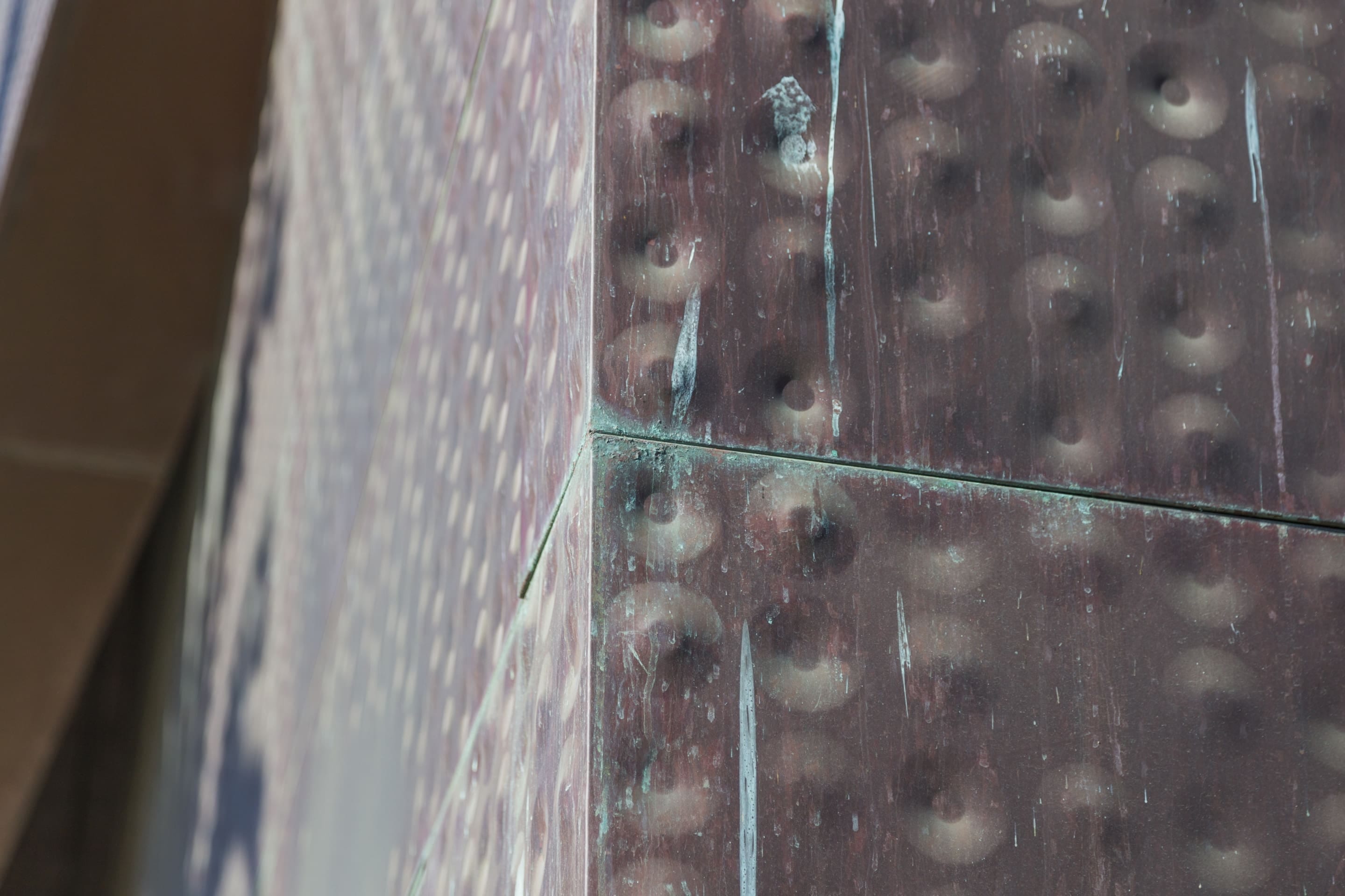 deyoung-img-copyr-zahner-6306 (1) Signs of green patina along the panel seams of THE DE YOUNG MUSEUM.