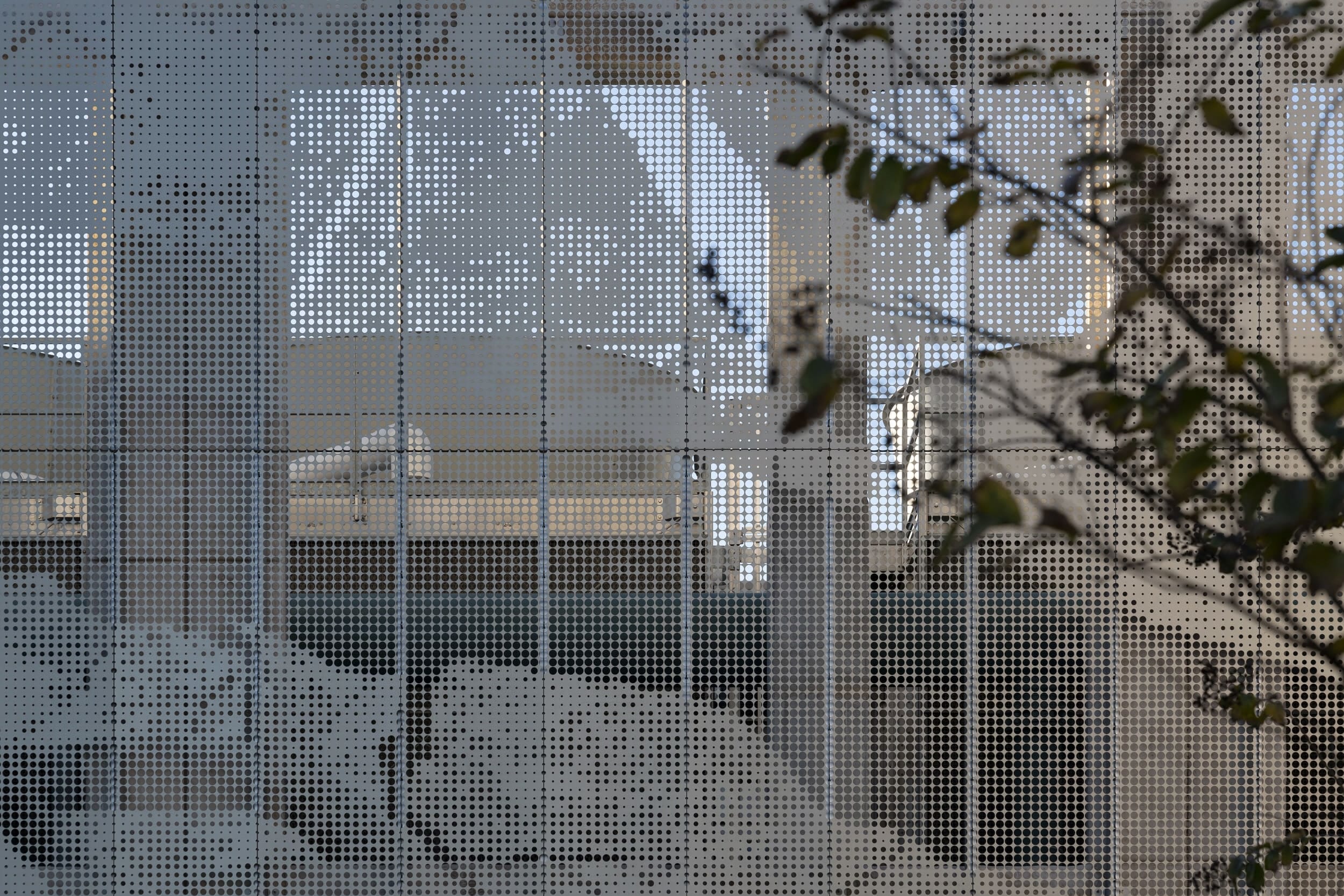 Cross-Seam Perf™ eliminates unperforated borders around each panel, which can obscure imagery on a large panel grid.