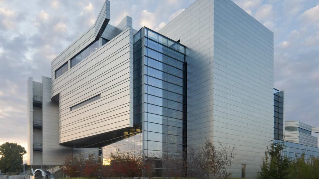 THE MORPHOSIS-DESIGNED WAYNE L. MORSE UNITED STATES COURTHOUSE IN EUGENE, OREGON FEATURES ZAHNER'S ANGEL HAIR® STAINLESS STEEL.