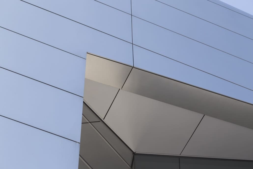 DETAIL OF THE FACADE PLATE PANEL SYSTEM WITH RADIUS REDUCTION ON THE IBM HEADQUARTERS.